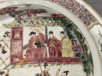 Une paire d'assiettes en porcelaine de Chine famille rose &agrave; d&eacute;cor de l'Emp&eacute;reur Yang, Qianlong