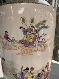 Un vase et une jarre en porcelaine de Chine famille rose, marque de Qianlong, R&eacute;publique