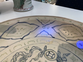 Un plat en gr&egrave;s porcelaineux d'Annam ou Vietnam &agrave; d&eacute;cor d'un lion bouddhiste en bleu, blanc, vert et dor&eacute;, 14/15&egrave;me