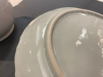 Une assiette armori&eacute;e en porcelaine de Japon en bleu et blanc, Edo, 18&egrave;me