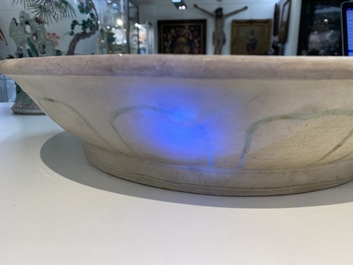 Un plat en gr&egrave;s porcelaineux d'Annam ou Vietnam &agrave; d&eacute;cor d'un lion bouddhiste en bleu, blanc, vert et dor&eacute;, 14/15&egrave;me