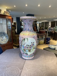 Un grand vase en porcelaine de Chine famille rose &agrave; d&eacute;cor de femmes dans un jardin, R&eacute;publique