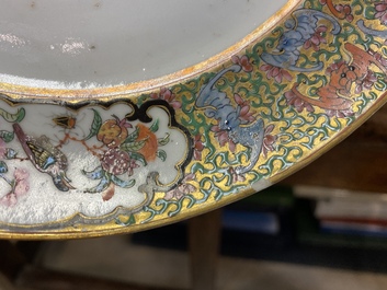 Een uitgebreid Chinees Canton famille rose servies, 19e eeuw