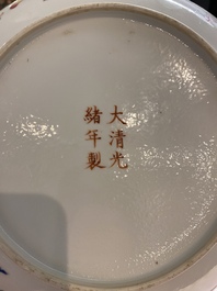 Un plat en porcelaine de Chine famille rose &agrave; d&eacute;cor des 'neuf p&ecirc;ches', marque et &eacute;poque de Guangxu