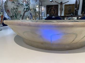 Un plat en gr&egrave;s porcelaineux d'Annam ou Vietnam &agrave; d&eacute;cor d'un lion bouddhiste en bleu, blanc, vert et dor&eacute;, 14/15&egrave;me