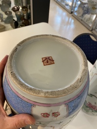 Une paire de vases en porcelaine de Chine famille rose, 19&egrave;me