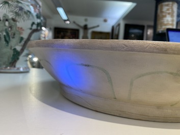 Un plat en gr&egrave;s porcelaineux d'Annam ou Vietnam &agrave; d&eacute;cor d'un lion bouddhiste en bleu, blanc, vert et dor&eacute;, 14/15&egrave;me