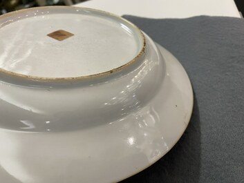 Une paire d'assiettes en porcelaine de Chine famille rose &agrave; d&eacute;cor de l'Emp&eacute;reur Yang, Qianlong