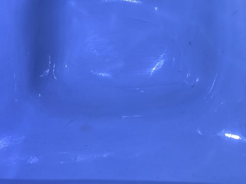 Un vase couvert en porcelaine de Chine en bleu et blanc &agrave; d&eacute;cor de chauve-souris et nuages, marque et &eacute;poque de Qianlong