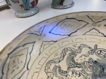 Un plat en gr&egrave;s porcelaineux d'Annam ou Vietnam &agrave; d&eacute;cor d'un lion bouddhiste en bleu, blanc, vert et dor&eacute;, 14/15&egrave;me