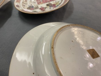 Une paire d'assiettes en porcelaine de Chine famille rose &agrave; d&eacute;cor de l'Emp&eacute;reur Yang, Qianlong