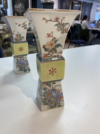 Une garniture de cinq vases en porcelaine de Chine famille verte &agrave; d&eacute;cor floral, 19&egrave;me