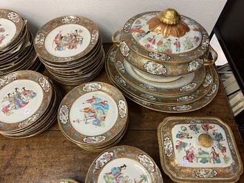 Een uitgebreid Chinees Canton famille rose servies, 19e eeuw