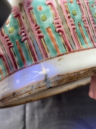 Un vase en porcelaine de Chine famille rose &agrave; d&eacute;cor narratif, 19&egrave;me