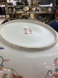 Un plat en porcelaine de Chine famille rose &agrave; d&eacute;cor des 'neuf p&ecirc;ches', marque et &eacute;poque de Guangxu