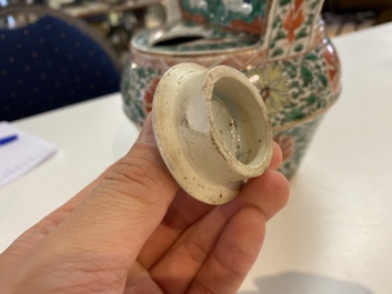 A Chinese famille verte lime pot and cover with floral design for the Vietnamese market, Kangxi