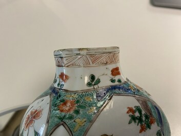 Une garniture de quatre vases en porcelaine de Chine famille verte &agrave; d&eacute;cor d'animaux mythiques, Kangxi