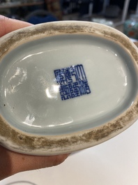 Un vase de forme 'baoyueping' en porcelaine de Chine en bleu et blanc &agrave; d&eacute;cor de dragons, R&eacute;publique