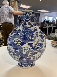 Un vase de forme 'baoyueping' en porcelaine de Chine en bleu et blanc &agrave; d&eacute;cor de dragons, R&eacute;publique