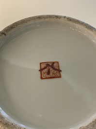 Une paire de vases en porcelaine de Chine famille rose, 19&egrave;me