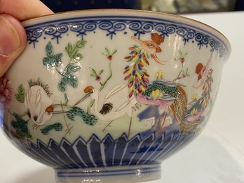 Un bol en porcelaine de Chine famille rose &agrave; d&eacute;cor de grues et d'un ph&eacute;nix, marque de Qianlong, 18/19&egrave;me