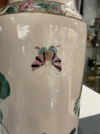 Un vase de forme rouleau en porcelaine de Chine famille rose &agrave; d&eacute;cor de papillons et de grues, 19&egrave;me