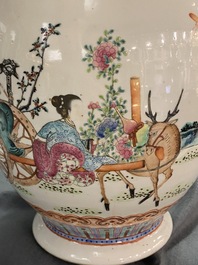 Un vase en porcelaine de Chine famille rose figurant un chariot tir&eacute; par un cerf, 19&egrave;me