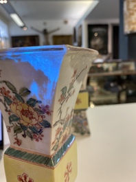 Une garniture de cinq vases en porcelaine de Chine famille verte &agrave; d&eacute;cor floral, 19&egrave;me