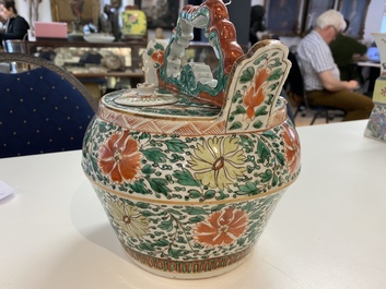 A Chinese famille verte lime pot and cover with floral design for the Vietnamese market, Kangxi