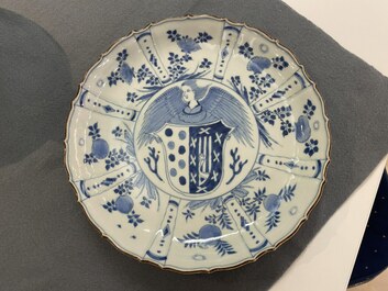 Une assiette armori&eacute;e en porcelaine de Japon en bleu et blanc, Edo, 18&egrave;me