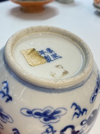 Un lave-pinceaux en porcelaine de Chine en bleu et blanc &agrave; d&eacute;cor de lions bouddhistes, marque de Kangxi, 19&egrave;me