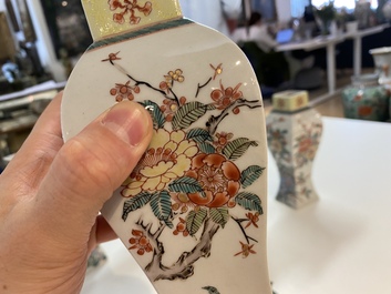 Een Chinese famille verte garnituur van vijf vazen met floraal decor, 19e eeuw