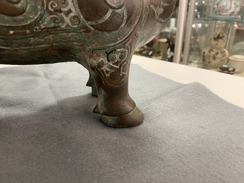 Une verseuse de type 'xizun' en forme de b&eacute;lier en bronze incrust&eacute; d'argent, Chine, Ming