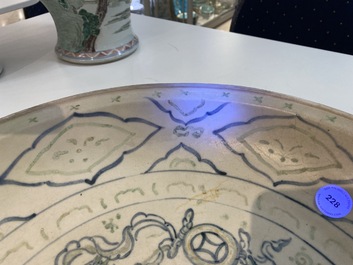 Un plat en gr&egrave;s porcelaineux d'Annam ou Vietnam &agrave; d&eacute;cor d'un lion bouddhiste en bleu, blanc, vert et dor&eacute;, 14/15&egrave;me