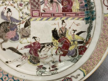 Une paire d'assiettes en porcelaine de Chine famille rose &agrave; d&eacute;cor de l'Emp&eacute;reur Yang, Qianlong