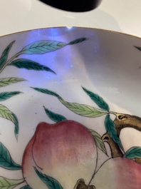 Un plat en porcelaine de Chine famille rose &agrave; d&eacute;cor des 'neuf p&ecirc;ches', marque et &eacute;poque de Guangxu