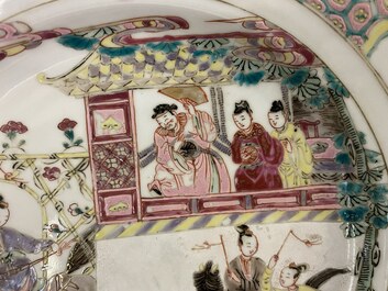 Une paire d'assiettes en porcelaine de Chine famille rose &agrave; d&eacute;cor de l'Emp&eacute;reur Yang, Qianlong