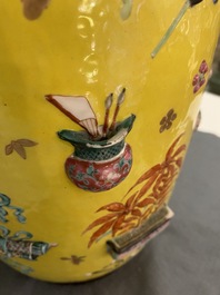 Un vase de forme rouleau en porcelaine de Chine famille rose &agrave; d&eacute;cor d'antiquit&eacute;s sur fond jaune, 19&egrave;me