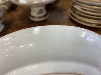 Een uitgebreid Chinees Canton famille rose servies, 19e eeuw