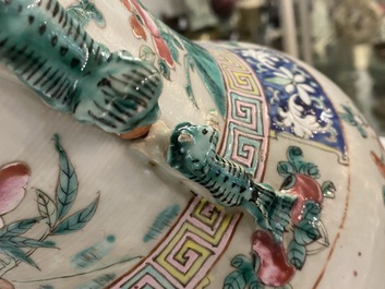 Une paire de vases en porcelaine de Chine famille rose, 19&egrave;me