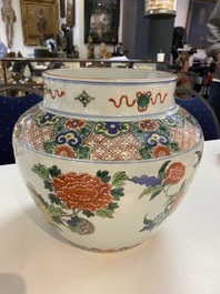 Een Chinese wucai vaas met floraal decor, 19e eeuw