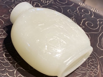 Een Chinese witte jade snuiffles met de 'Acht paarden van Mu Wang', 18/19e eeuw