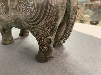 Een Chinese met zilver ingelegde bronzen 'xizun' kan in de vorm van een ram, Ming