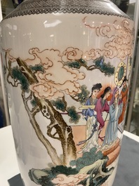 Een Chinese famille rose 'onsterfelijken' vaas en een pot met figuren in een tuin, Qianlong merk, Republiek