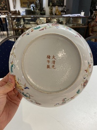 Un plat en porcelaine de Chine famille rose &agrave; d&eacute;cor des 'neuf p&ecirc;ches', marque et &eacute;poque de Guangxu