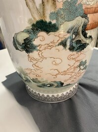 Un vase et une jarre en porcelaine de Chine famille rose, marque de Qianlong, R&eacute;publique