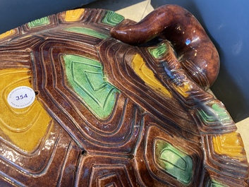 Une grande tortue en porcelaine de Chine &agrave; &eacute;mail sancai, 20&egrave;me