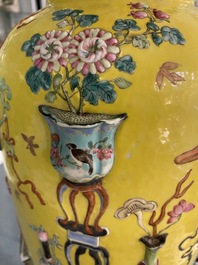 Un vase de forme rouleau en porcelaine de Chine famille rose &agrave; d&eacute;cor d'antiquit&eacute;s sur fond jaune, 19&egrave;me