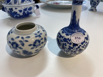 Un vase de forme bouteille en porcelaine de Chine 'p&acirc;te tendre' et un pot &agrave; eau en bleu et blanc, Qianlong et 19&egrave;me