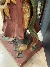 Een grote Chinese of Vietnamese polychroom beschilderde houten figuur, 19e eeuw